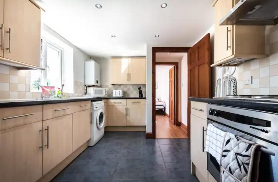Metropolitan - 2 Bed, Private Parking Apartment, Great Commercial Home From Home Stay! เซาธ์แธมป์ตัน ภายนอก รูปภาพ
